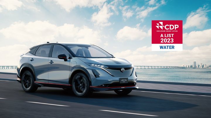 Nissan Ariya, veículo 100% elétrico da Nissan, percorre um trajeto com uma paisagem de mar e ponte ao fundo