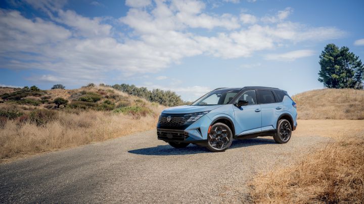Front left 3/4 view of the 2027 Nissan Rogue Hybrid SR with SR Tech Package.