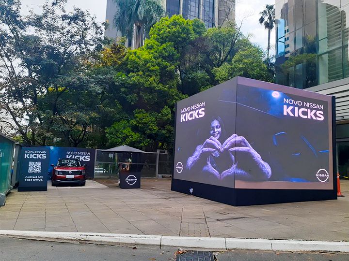 Imagem do Cubo 3D da ação da Nissan na calçada da avenida paulista com um Nissan Kicks vermelho ao lado