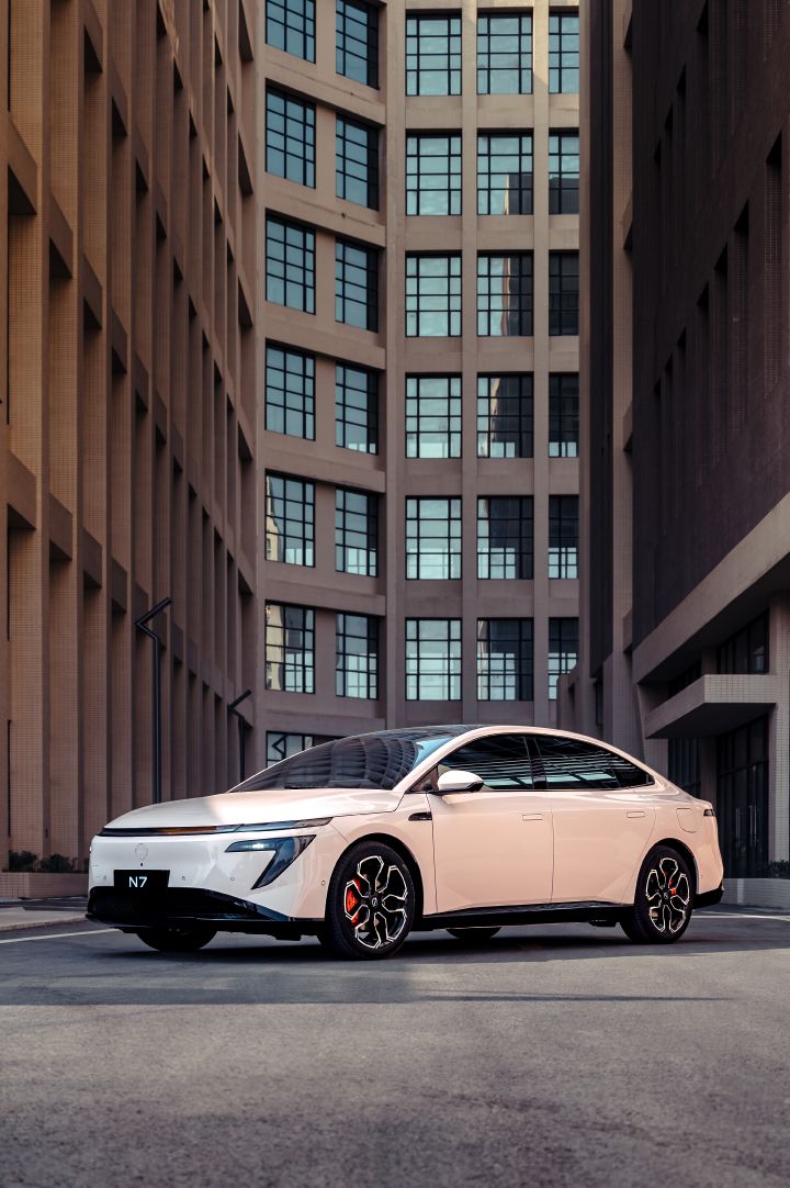 The all-new Dongfeng Nissan N7 sedan parked in a city environment during daytime