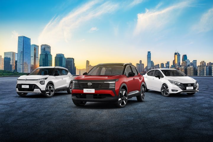 Nissan Kait, Nissan Kicks e Nissan Versa lado a lado com uma cidade de fundo