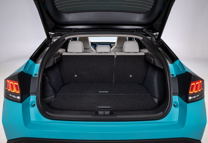 Vue du coffre de la nouvelle Nissan LEAF à travers le hayon arrière ouvert