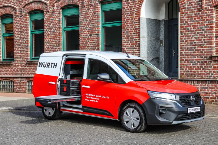 Nissan Townstar Kastenwagen Handwerkermodul Würth von schräg vorne mit geöffneter Schiebetür und herausgezogenem Modul