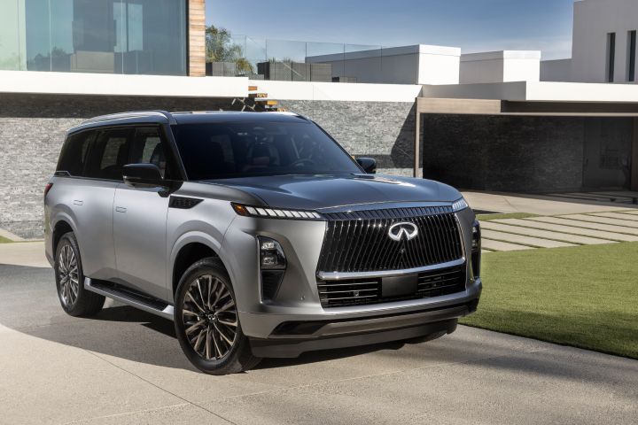 INFINITI 新型QX80（シルバーの車体。右前方からのアングル）