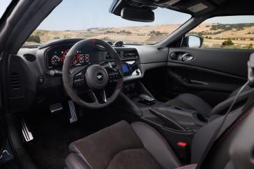 L’intérieur de la Nissan Z NISMO 2024 depuis la porte côté conducteur.