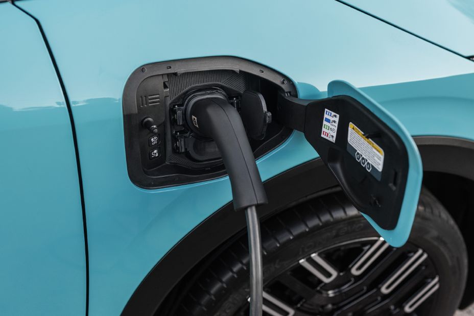 Nissan LEAF eléctrico conectado al punto de carga