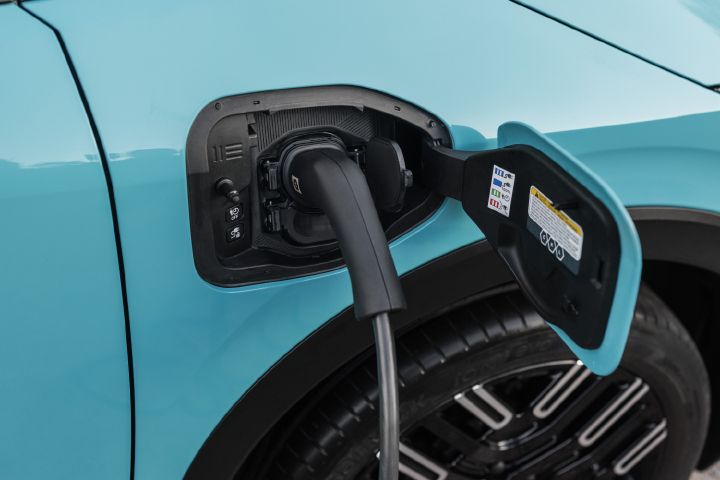 Nissan LEAF eléctrico conectado al punto de carga
