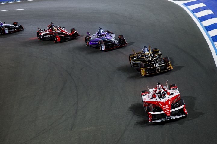 Norman Nato führt eine Gruppe von Autos aus einer Rechtskurve beim E-Prix von Dschidda