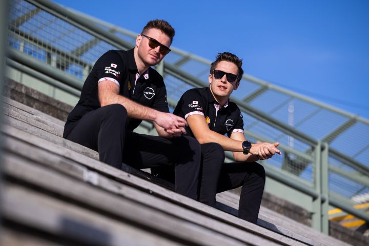 Kierowcy Nissan Formula E Team Oliver Rowland i Sacha Fenestraz w okularach Coral Eyewear, siedzący na trybunie