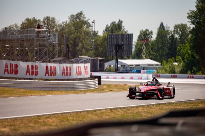 Voiture Nissan de Formule E roulant sur la piste.