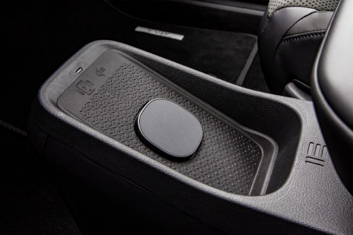Detailaufnahme der Ladeschale im Innenraum des Nissan Ariya
