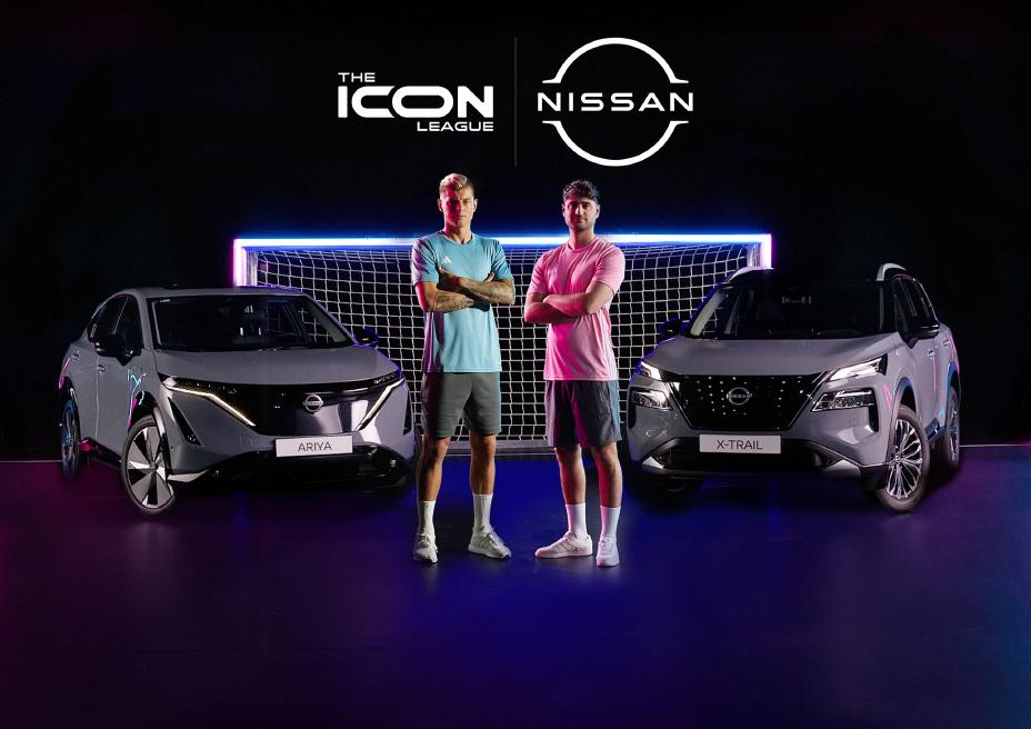 Toni Kroos und Elias „Eli“ Nerlich stehen in Fußballoutfits vor einem grauen Nissan Ariya und einem grauen Nissan X‑Trail, im Hintergrund ein beleuchtetes Fußballtor und darüber die Logos von Nissan und der Icon League