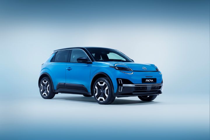 Lav sidevisning i 3/4-vinkel av nye Micra i "Gear Blue" karosserifarge, svart tak, hjul, signaturfrontlykter, Micra- og Nissan-navneplater
