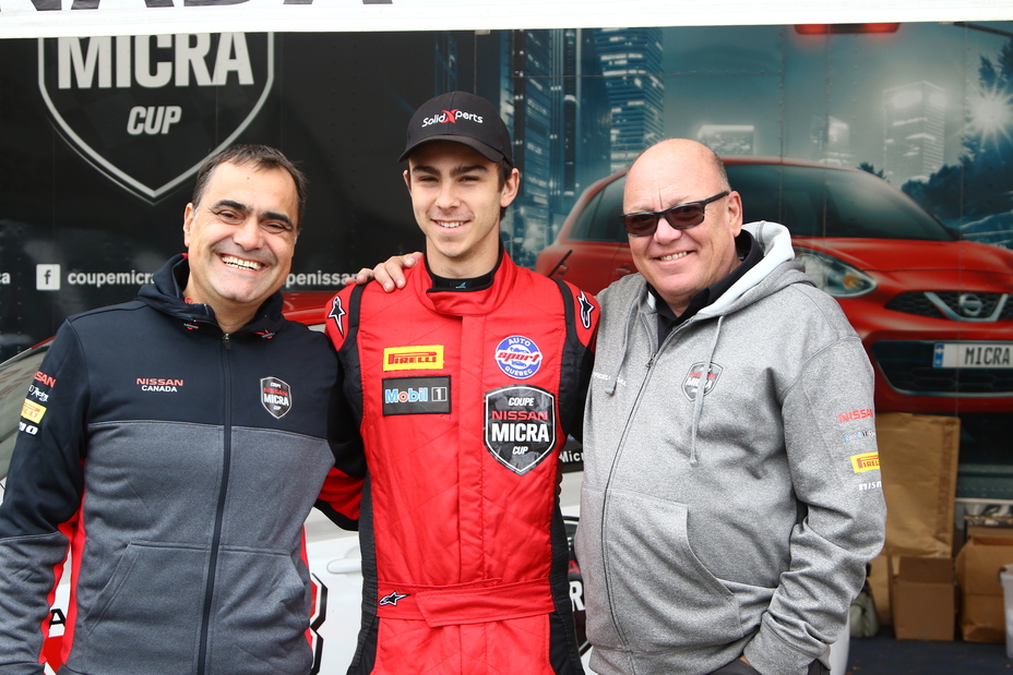 Olivier Bédard, ici avec le président de Nissan Canada Joni Paiva (à gauche) et le promoteur de la série Jacques Deshaies (à droite)