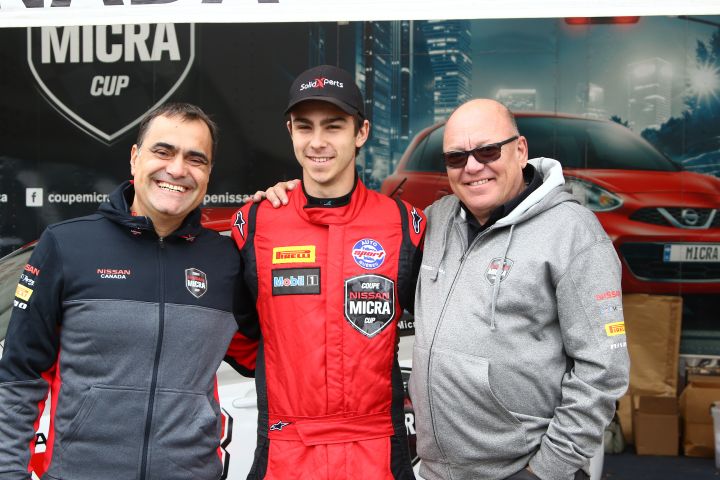 Olivier Bédard, ici avec le président de Nissan Canada Joni Paiva (à gauche) et le promoteur de la série Jacques Deshaies (à droite)