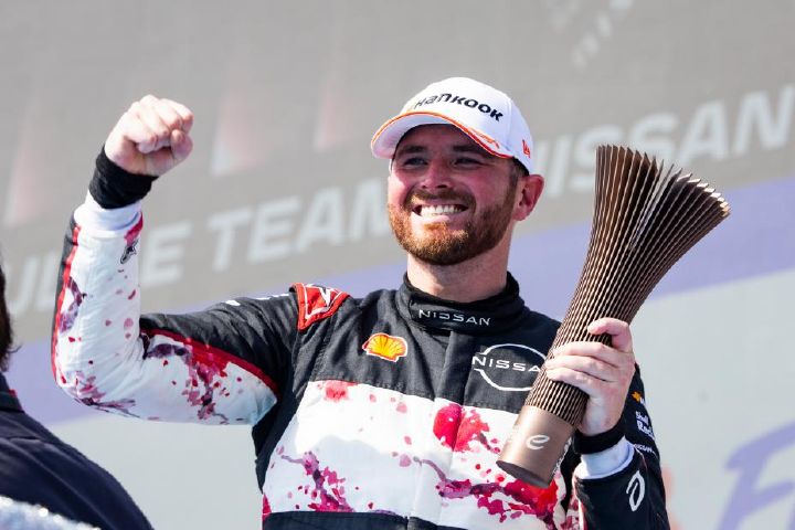 Oliver Rowland segura troféu e comemora no pódio a conquista do terceiro lugar no E-Prix de São Paulo