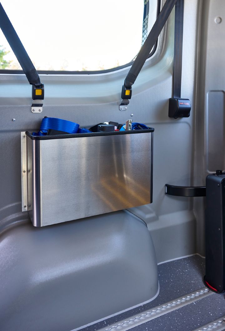 Ablagefach für Haltegurte im Heck des Nissan Interstar-e mit MobiTEC Ausbau