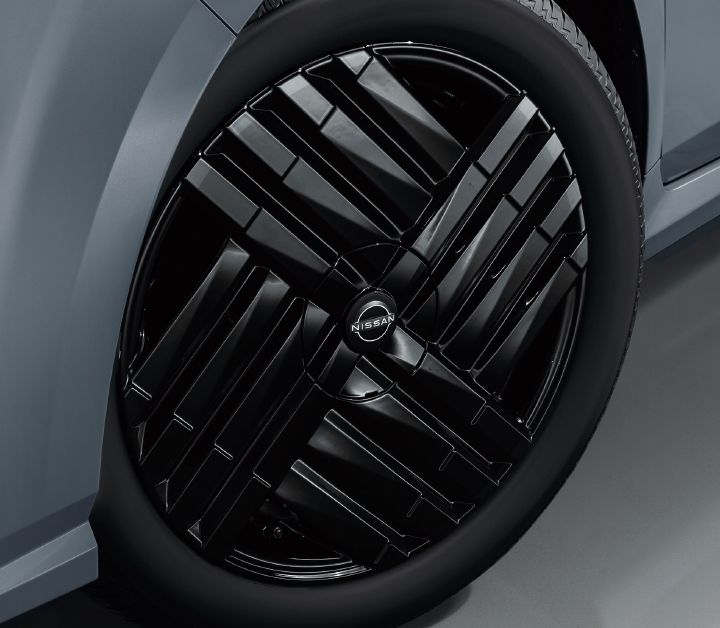 日産ノート オーラ Black Editionに採用された黒のホイールカバーのクローズアップ