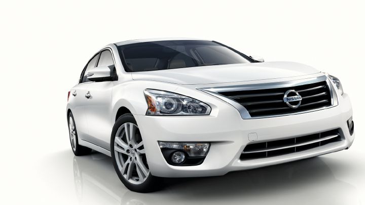 White 2013 Nissan Altima Sedan