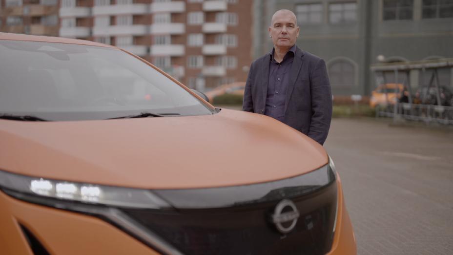 Ulrik Velser på højre side af en Nissan Ariya