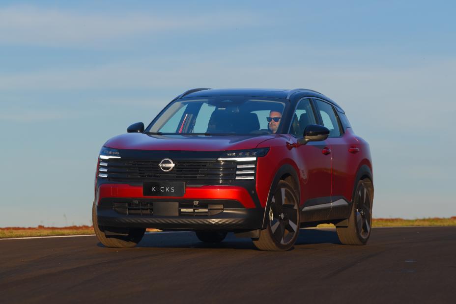 Novo Nissan Kicks 2025 em uma estrada; SUV vermelho com design robusto