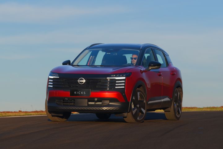 Novo Nissan Kicks 2025 em uma estrada; SUV vermelho com design robusto