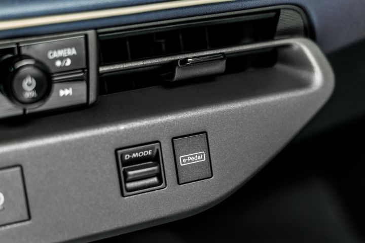 Nahaufnahme der e‑PEDAL-Taste im Interieur des neuen Nissan LEAF