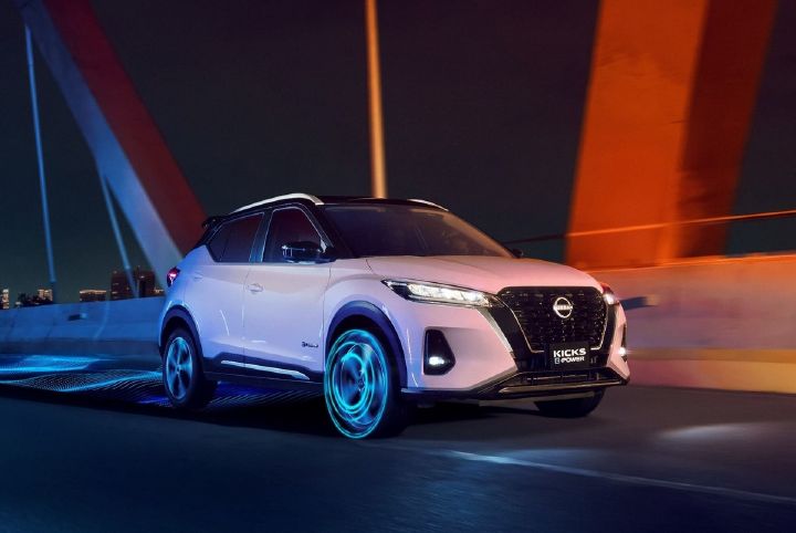 Nissan Kicks e‑POWER color champagne Iluminada foto tomada en un puente.