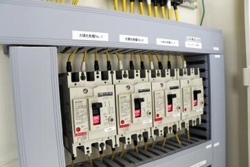 A trial using Nissan LEAF electric cars to help power office buildings has proved successful in cutting energy costs and CO2 emissions.