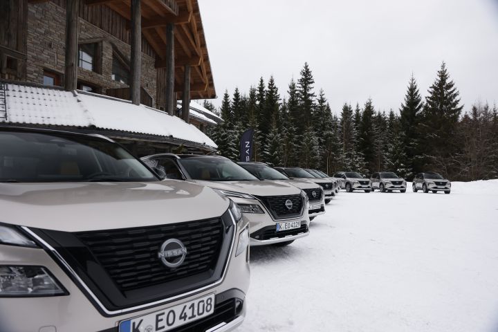 Mehrere Nissan X‑Trail e‑Power e‑4ORCE stehen im Halbkreis auf Schnee