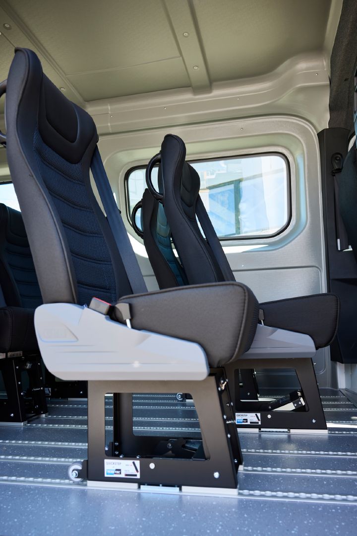 Blick von unten auf drei einzeln auf Schienen befestigte und verschiebbare Sitze im Innenraum des Nissan Interstar-e mit MobiTEC Ausbau
