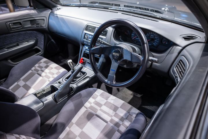 NISMO 270Rの車内から見たドライバーの視点。ステアリングホイール、運転席、シフトレバーが映っている。