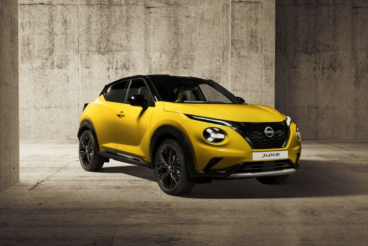 JUKE MC 2024 - Exterior _ iconic yellow body color - N-Sport - angled view