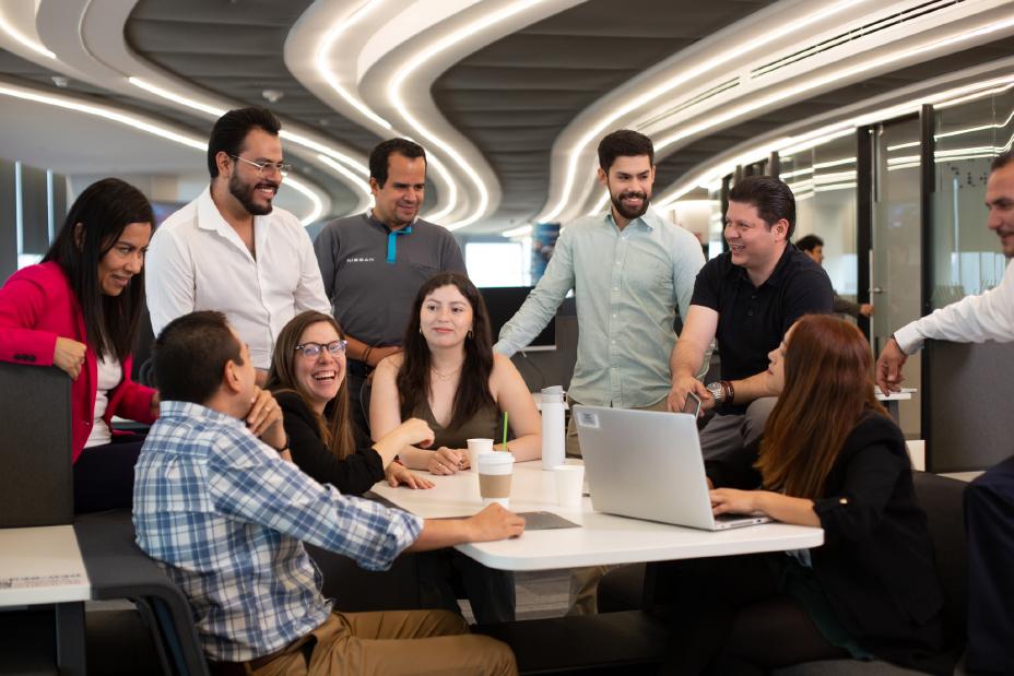 Equipo de RH – Mexico en sesión de trabajo cuatro mujeres y 5 hombres, incluido Mario Ortiz – Director Senior de Recursos Humanos para LATAM