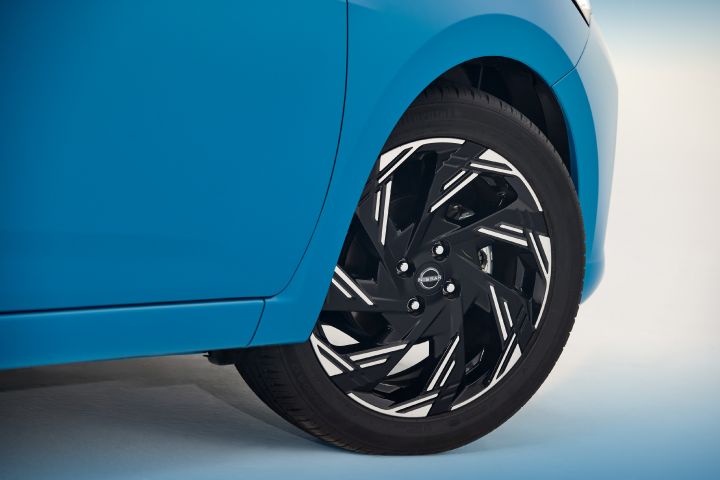 Rin derecho Nissan Versa 2026