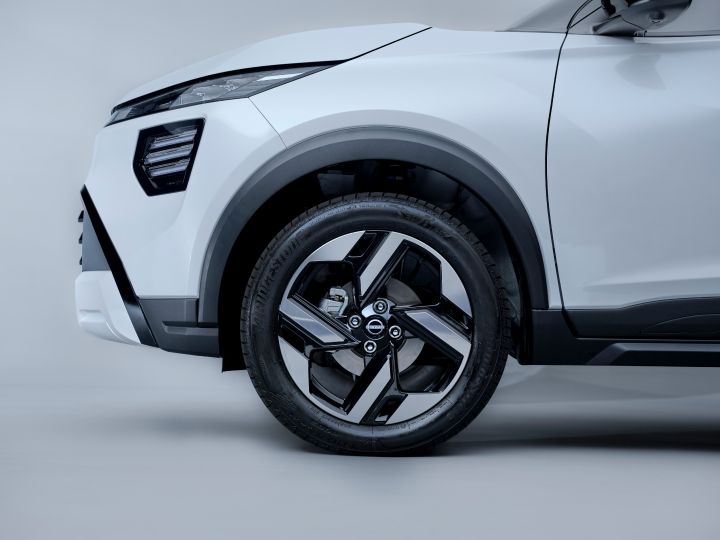 Imagem da parte lateral fronta do Novo Nissan Kait que destaca a roda