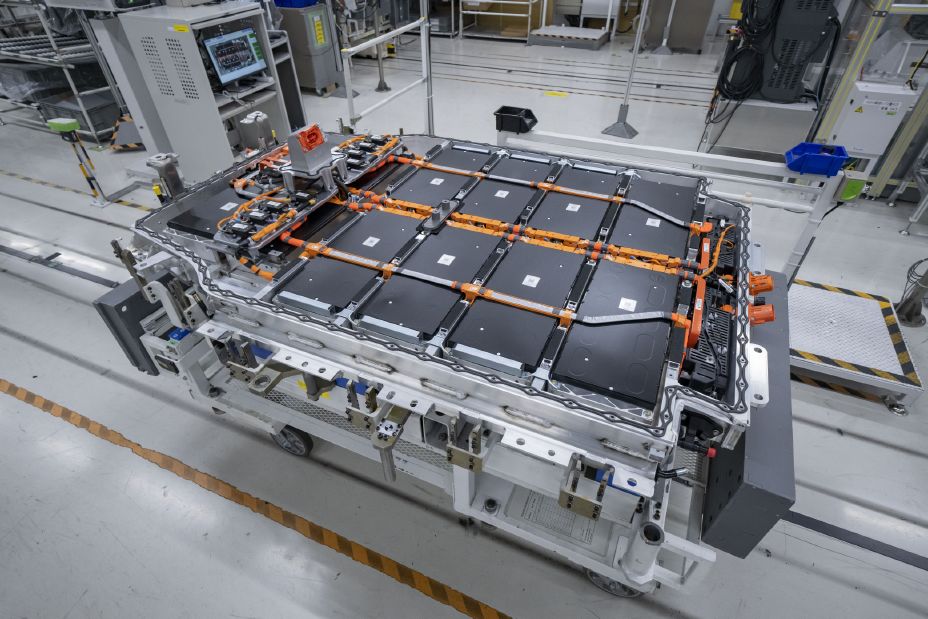 Batería de un vehículo eléctrico de Nissan durante su proceso de ensamblaje