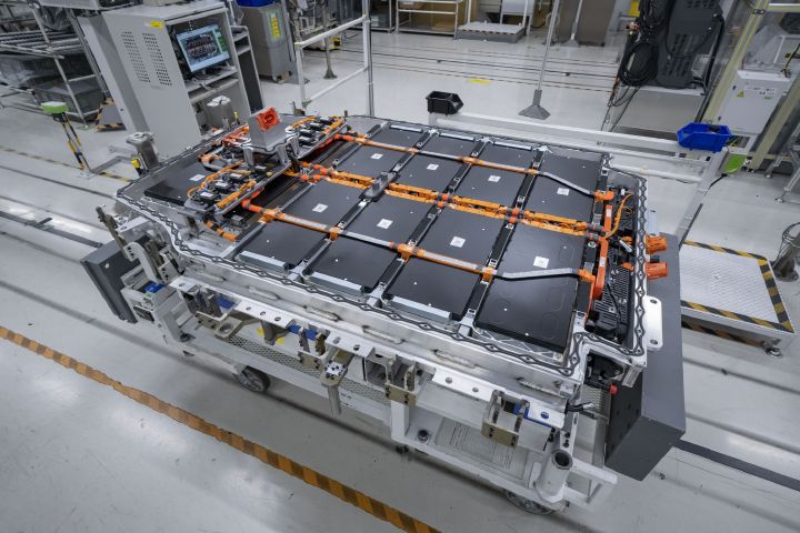 Batería de un vehículo eléctrico de Nissan durante su proceso de ensamblaje
