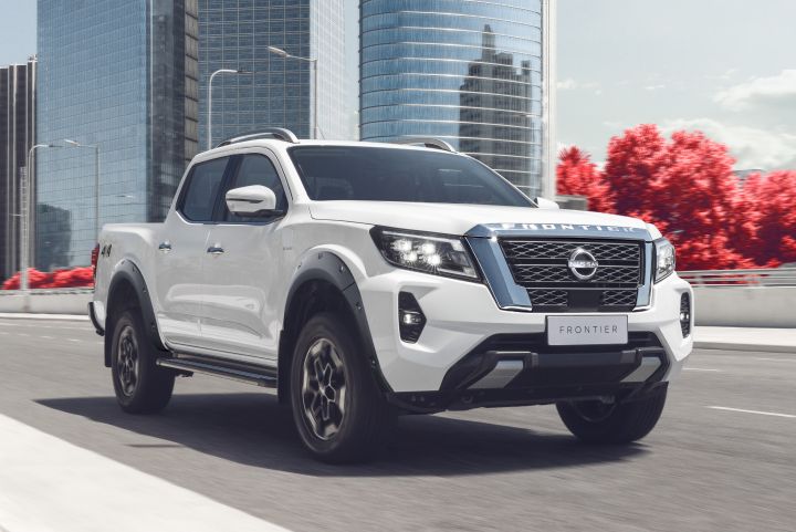 Picape Nissan Frontier na cor branca com o alargador de paralama