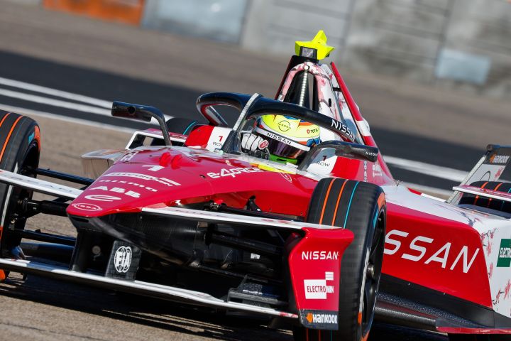 Frontalaufnahme von Oliver Rowland im Nissan Formula E Rennwagen mit der Startnummer 1, der während des Berlin-E-Prix-Wochenendes nach links in eine Kurve einbiegt.