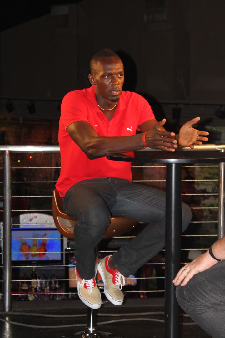 Usain Bolt conversó mientras estaba sentado