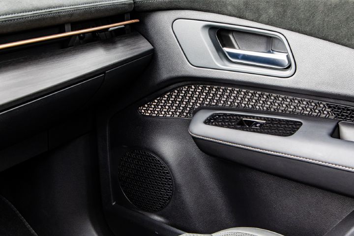 Detailaufnahme der Türinnenverkleidung im Nissan Ariya