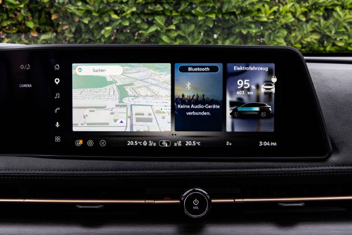 Innenraum des Nissan Ariya mit Detailansicht auf den Infotainmentbildschirm, der das Startseiten-Menü anzeigt