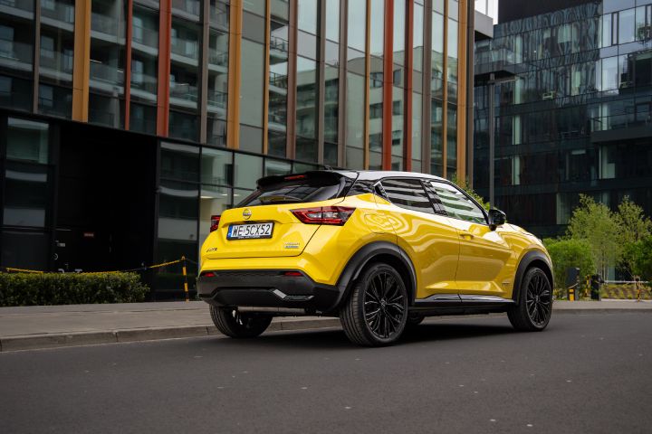 Żółty Nissan Juke stojący przed budynkiem