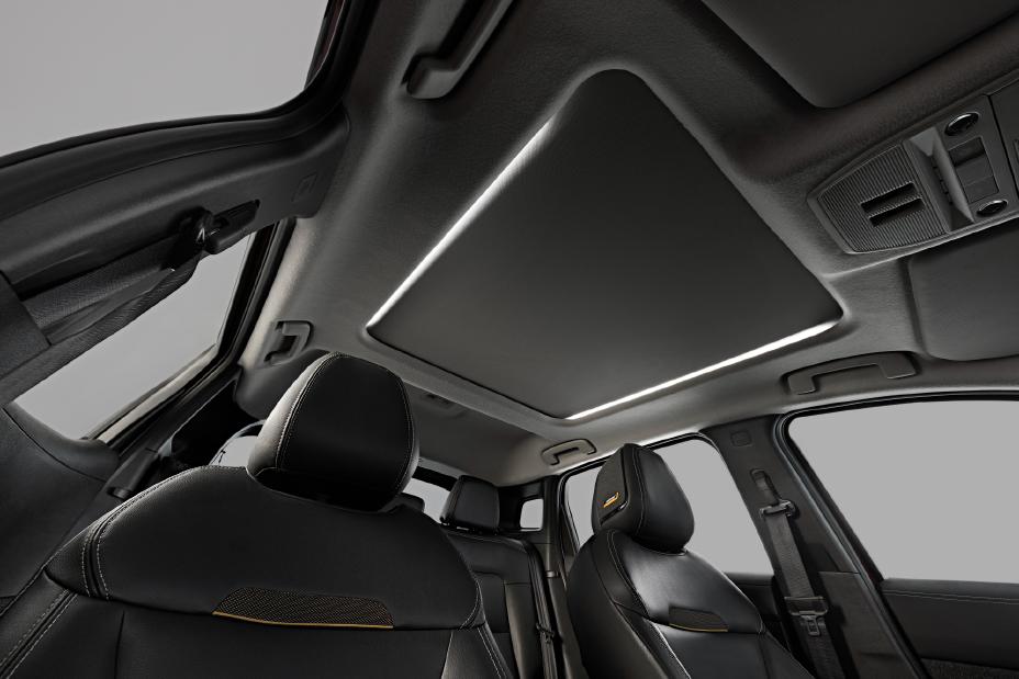 Interior do novo Nissan Kicks modelo Platinum com foco no teto solar fechado e bancos de couro preto com costura detalhada