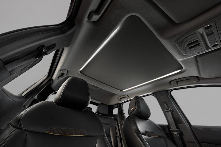 Interior do novo Nissan Kicks modelo Platinum com foco no teto solar fechado e bancos de couro preto com costura detalhada