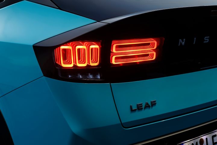 Nahaufnahme der rot strahlenden Heckleuchten des Nissan LEAF