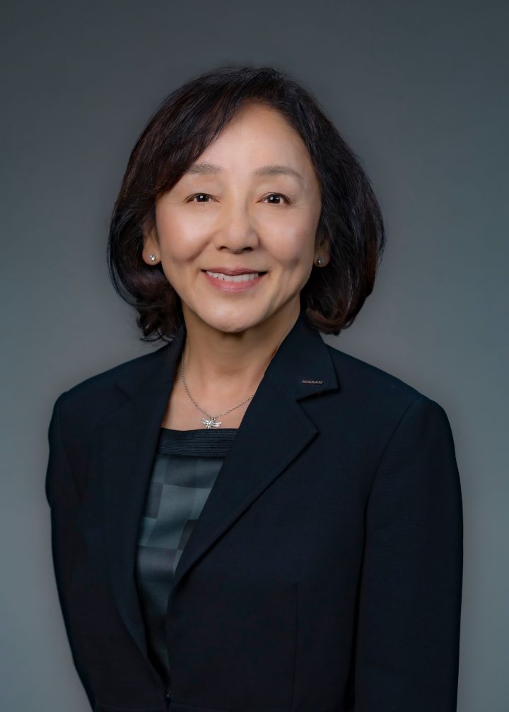 Portrait of Mariko Tokuno (suit, silver necklace and NISSAN corporate pin) (smiling)