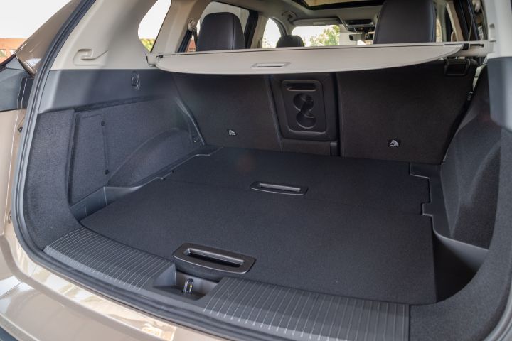 View into the Nissan X‑Trail luggage compartment with the rear seats up and parcel shelf