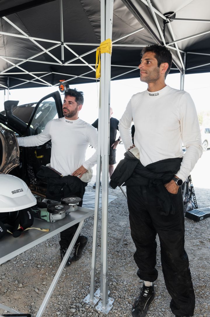 Zwei Nissan Teammitglieder im Nissan Pavillon während der Baja Aragon Rallye 2024
